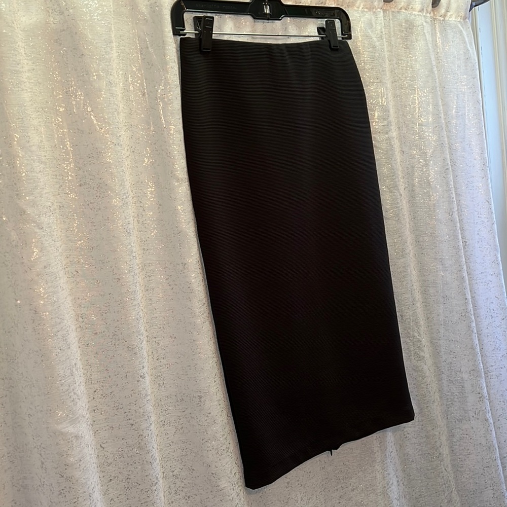 High waist, below the knee black pencil skirt
